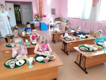 обед в дошкольной группе